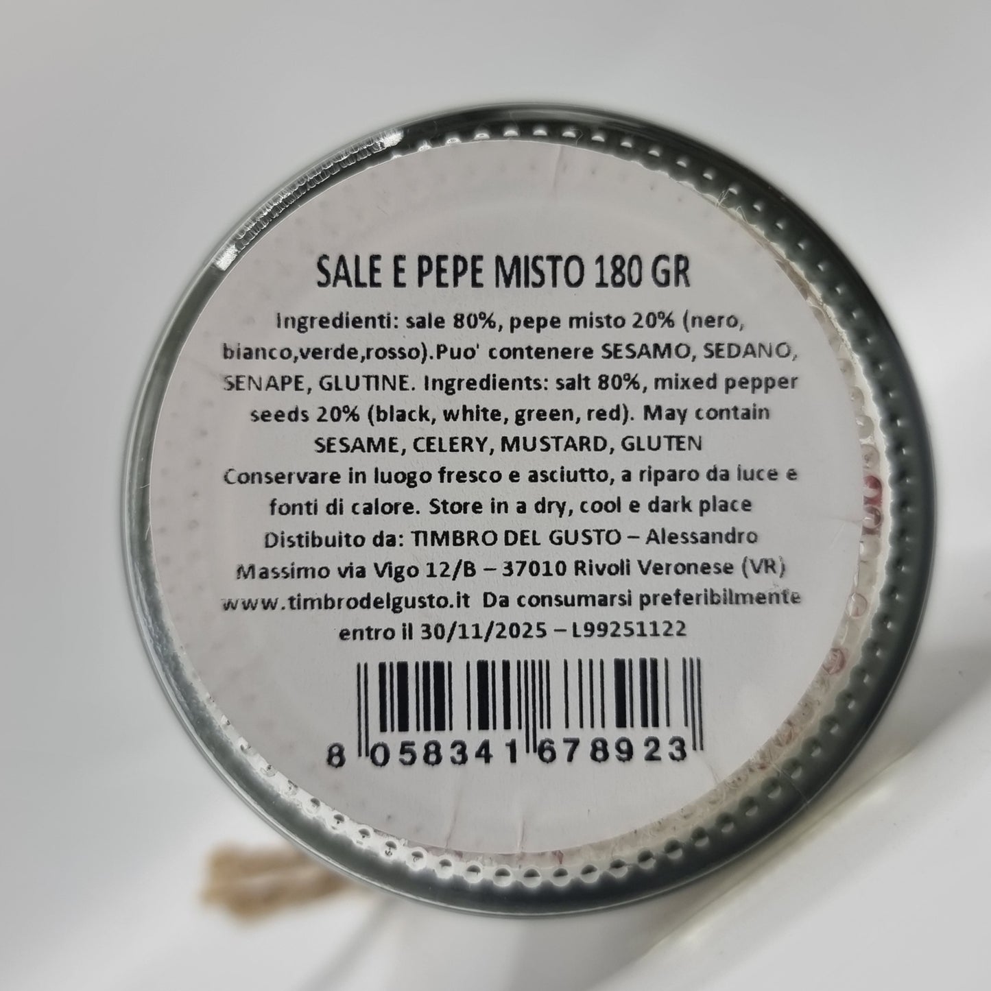 Verschiedene Salzmischungen mit Mühle