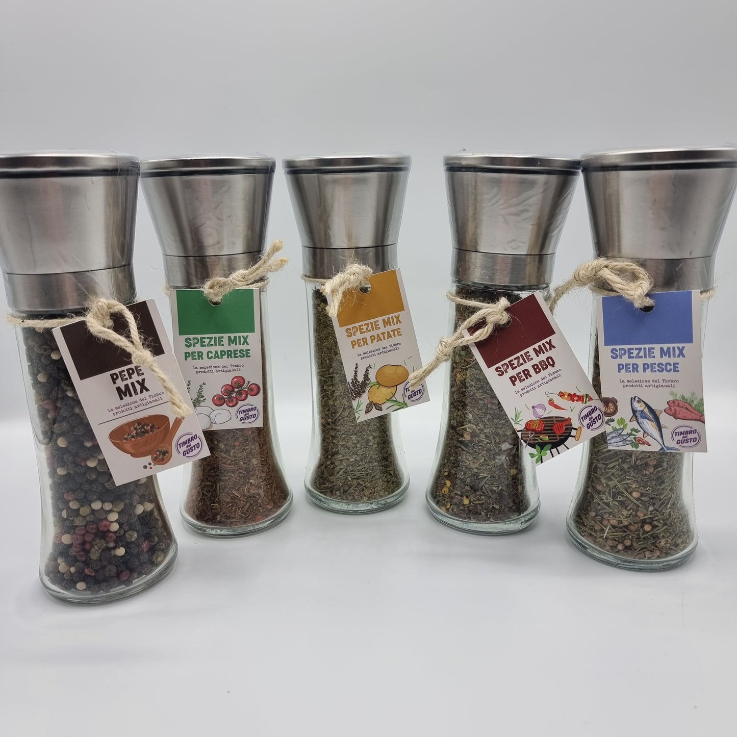 Verschiedene Gewürze mit Mühle - Tradizioni Malcesine